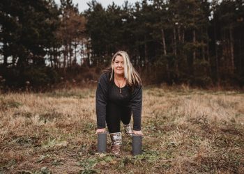 yoga, loveyourbrain, concussion, brain injury, brain health, balance, stability, lunge pose,