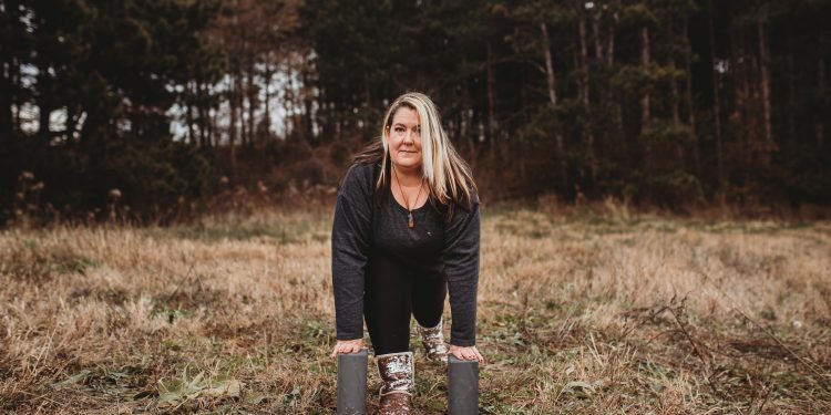 yoga, loveyourbrain, concussion, brain injury, brain health, balance, stability, lunge pose,